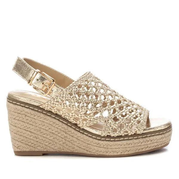 Chic and minimalist women's footwear trendsXTI 143829