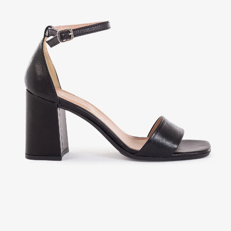 Chic and minimalist women's footwear trendsDia