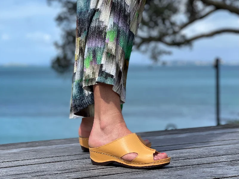 Flattering and stylish women's shoes for petite feetVagamann Paulie available in 2 colours