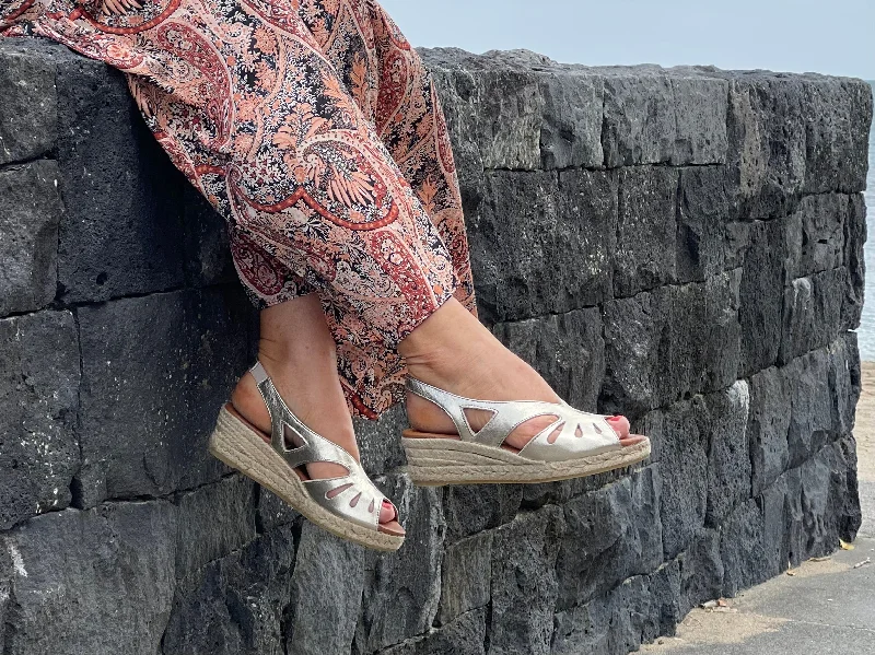 Comfy and stylish women's shoes for everyday casual wearViguera Kaia available in 2 colours