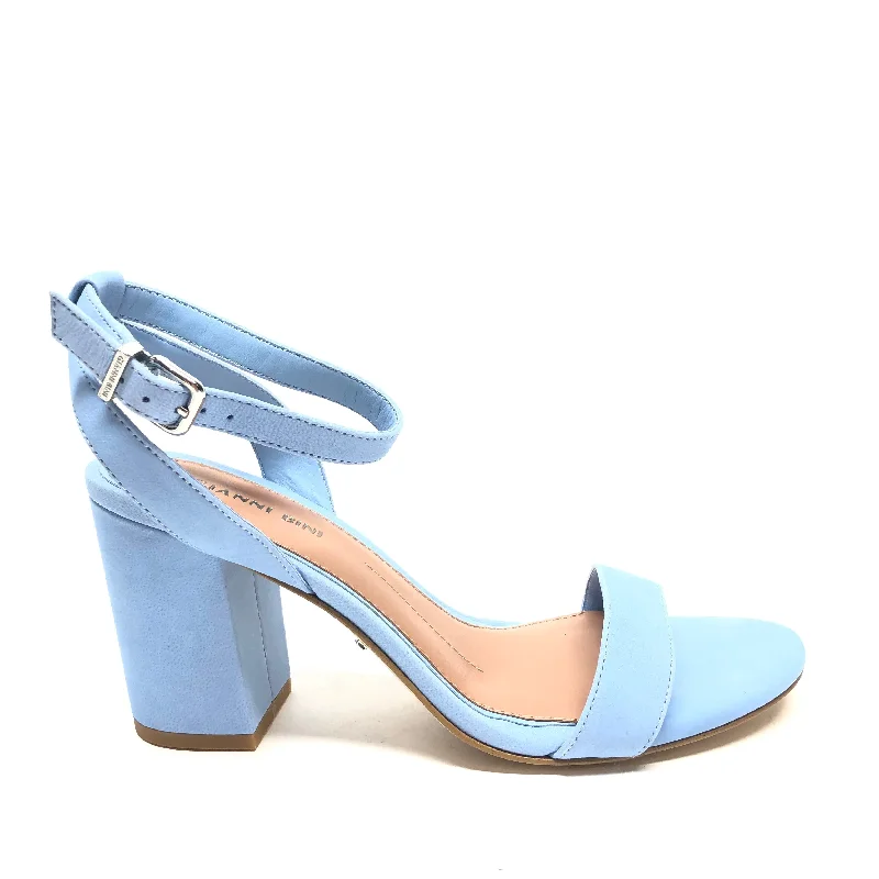 Classic and timeless women's footwear choicesBlue Sandals Heels Block Gianni Bini, Size 8.5