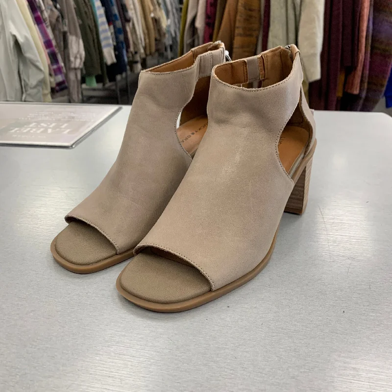 Durable and stylish women's shoes for active lifestylesSandals Heels Block By Lucky Brand In Beige, Size: 6.5
