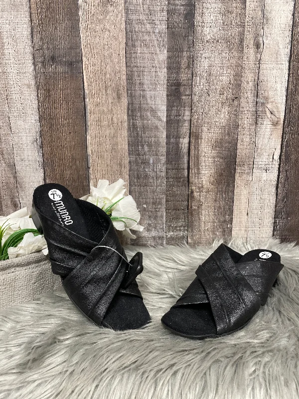 Exotic and bold women's shoe designsSandals Heels Block By Munro In Black, Size: 7.5
