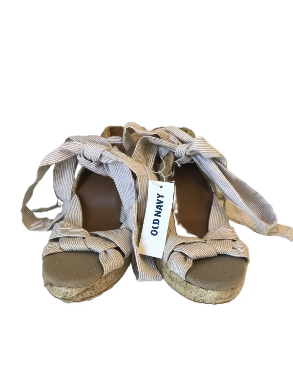 Elegant and sophisticated women's shoes for opera nightsSandals Heels Block By Old Navy  Size: 6