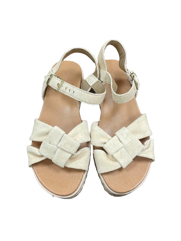 Stylish and comfortable women's shoes for long flightsSandals Heels Platform By Ugg  Size: 8