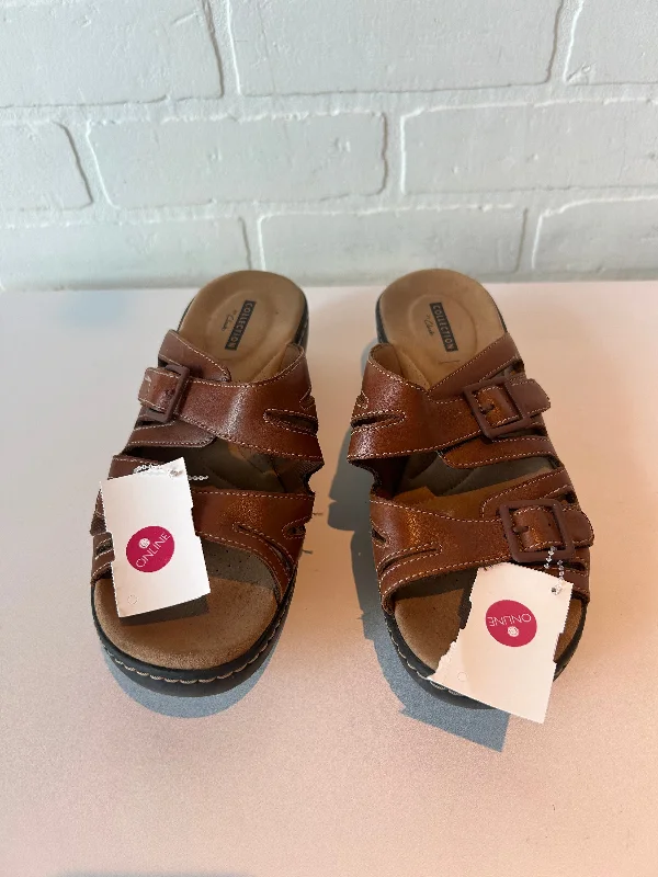 Stunning and eye-catching women's footwearSandals Heels Wedge By Clarks In Brown, Size: 8