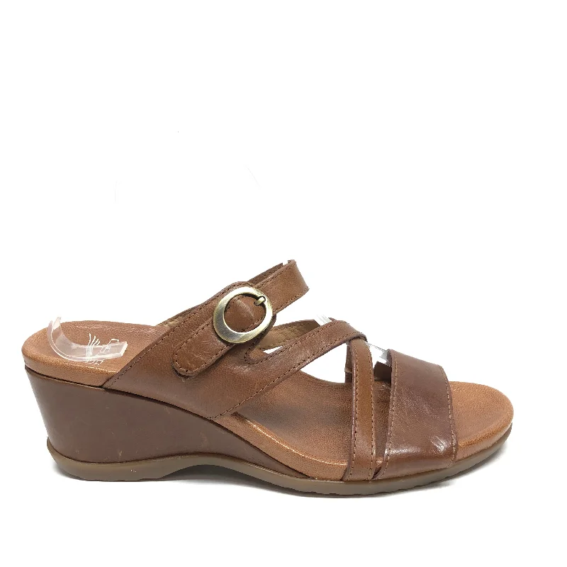 Elegant and sophisticated women's shoe stylesSandals Heels Wedge By Dansko In Brown, Size: 8 Elegant and sophisticated women's shoe stylesSandals Heels Wedge By Dansko In Brown, Size: 8