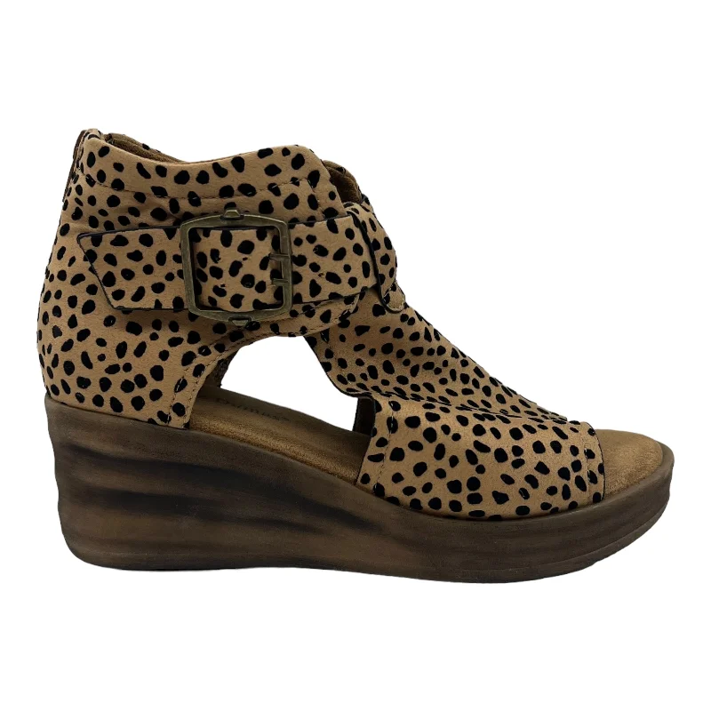 Chic and stylish women's shoes for cocktail partiesANIMAL PRINT SANDALS HEELS WEDGE by PIERRE DUMAS Size:8