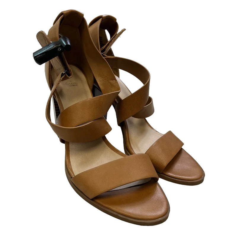 Elegant and sophisticated women's shoe stylesBrown Sandals Heels Block Simply Vera, Size 8.5