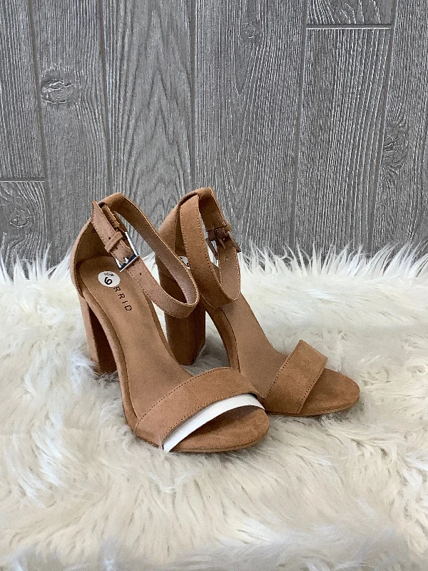 Elegantly stylish women's shoesBrown Sandals Heels Block Torrid, Size 6