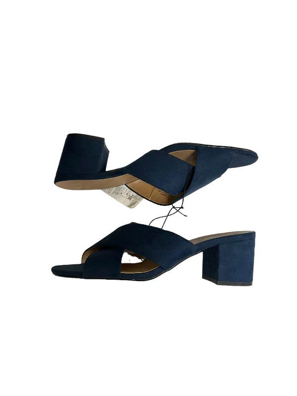 Elegantly crafted women's shoesNavy Sandals Heels Block Banana Republic, Size 9