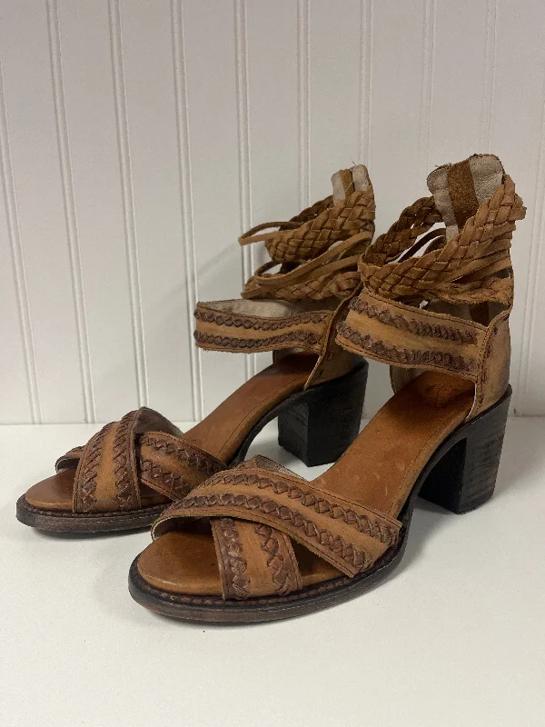 Stunning and glamorous women's shoes for evenings outSandals Heels Block By Freebird In Tan, Size: 9.5