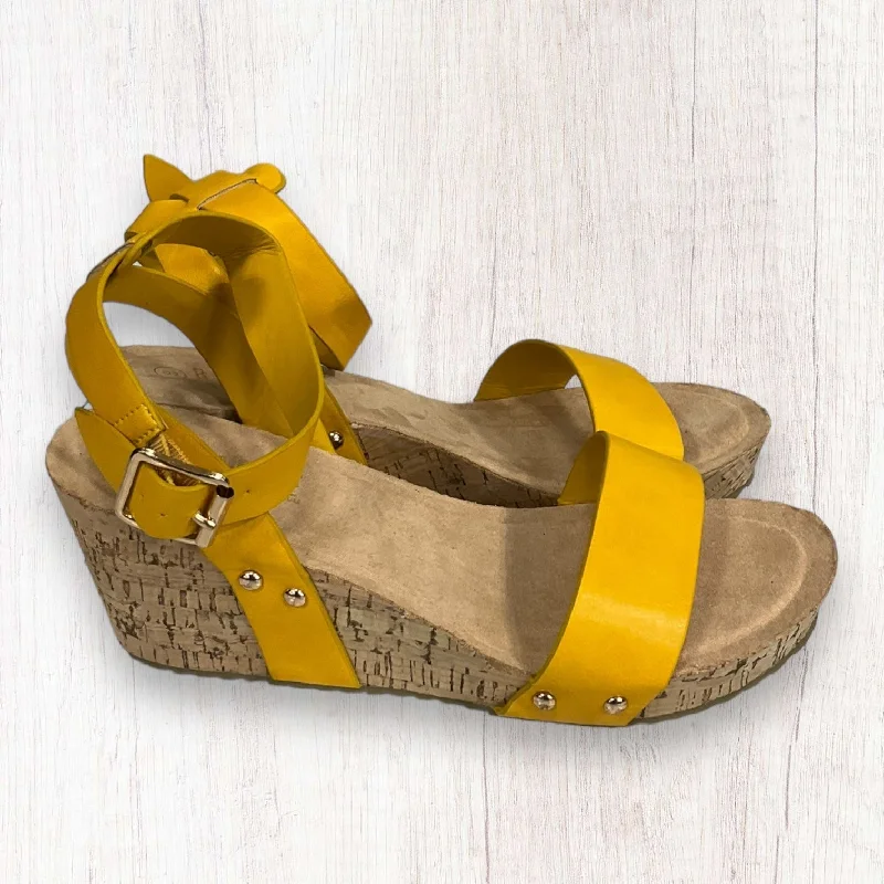 Elegant and classic women's shoes for bridal partiesYellow Sandals Heels Block Rouge, Size 8