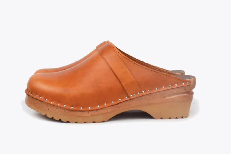 Comfy and stylish women's shoes for walkingDa Vinci Clog in Honey from Good Guys