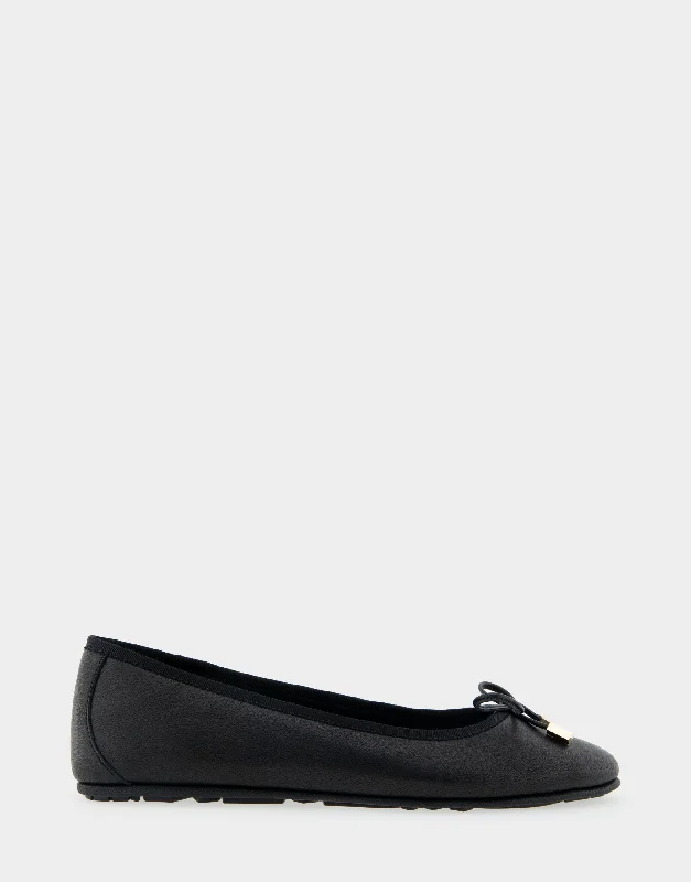 Classic and timeless women's footwear choicesPia