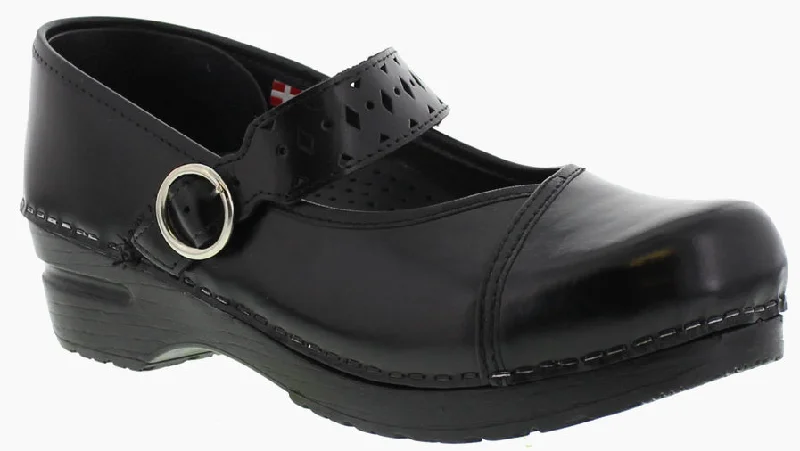 Practical and stylish women's shoes for travelSanita Women's Alyssa Clog