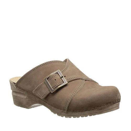 Flattering and stylish women's shoes for wide feetSanita Women's Chipawa Clog