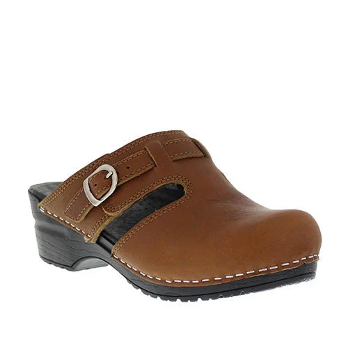 Stylish and comfortable women's shoes for long flightsSanita Women's Kiley Clog