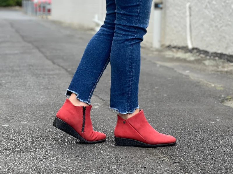 Sleek and modern women's footwear optionsAerobics Loaf available in 5 colours
