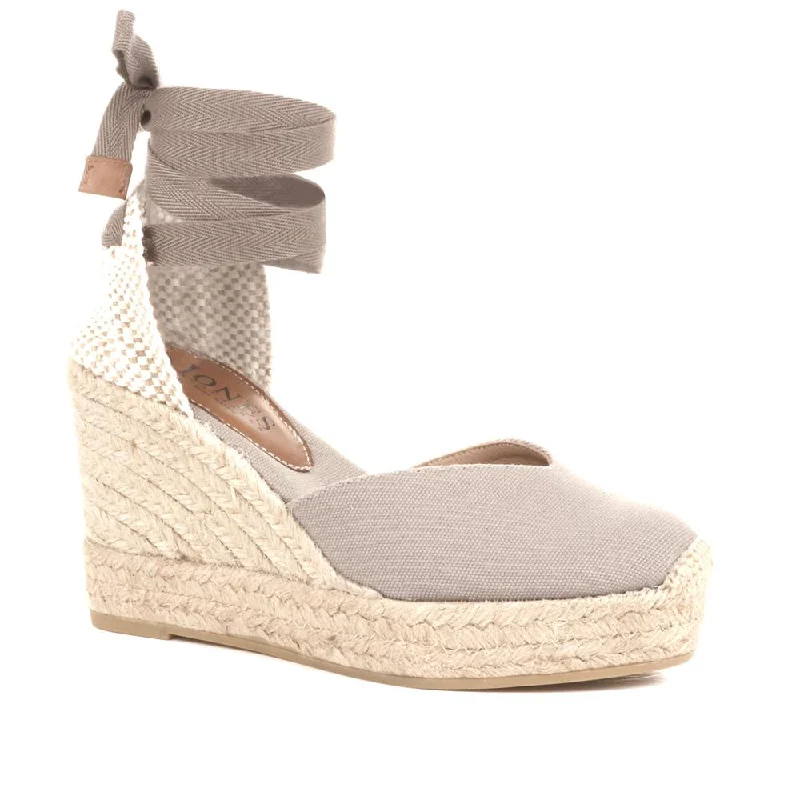 Effortlessly stylish women's shoe choicesAlyssa Wedge Espadrille Sandals - ALYSSA / 320 328 Effortlessly stylish women's shoe choicesAlyssa Wedge Espadrille Sandals - ALYSSA / 320 328