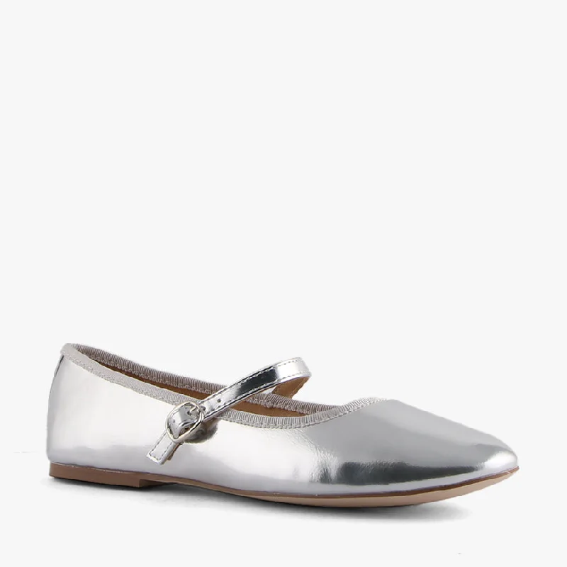 Chic and minimalist women's footwear trendsBAMBI SILVER