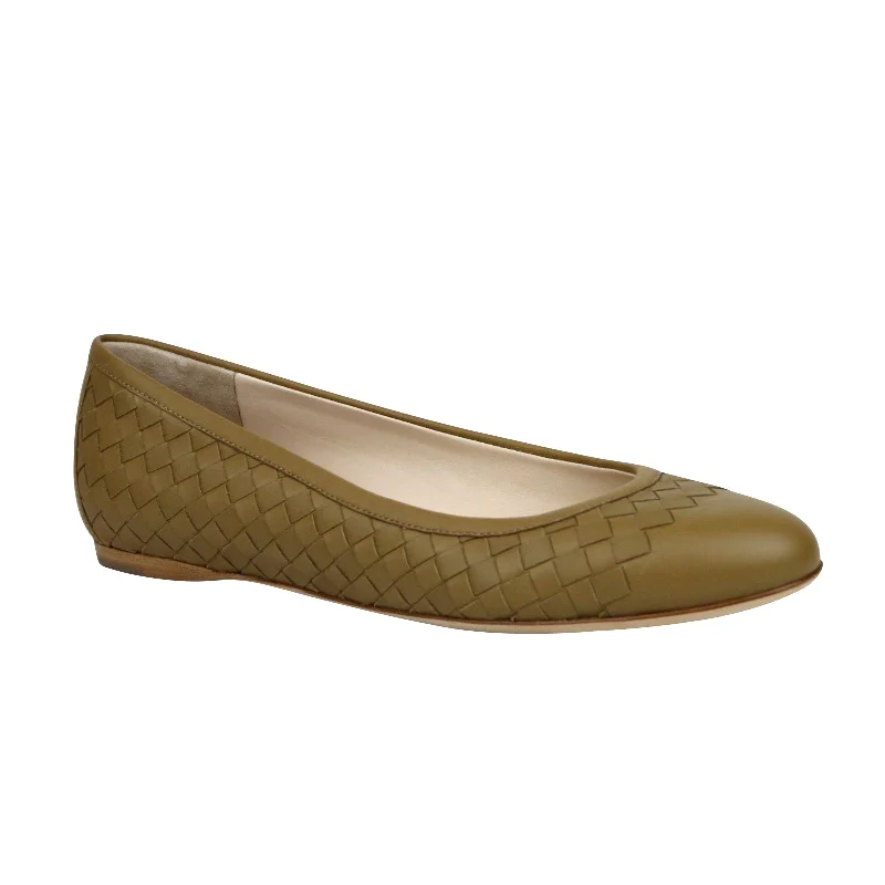 Flattering and figure-hugging women's footwearBottega Veneta Women's Intrecciato  Leather Flat Slippers