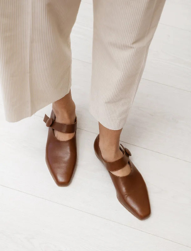 Comfy and stylish women's shoes for everyday eleganceButtoned Shoes Cognac