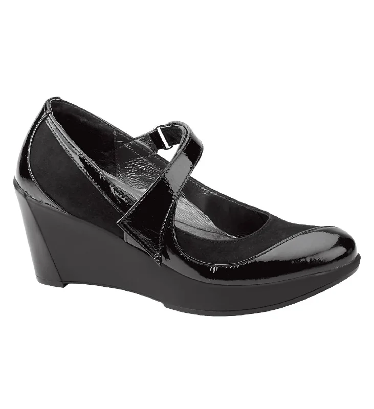 Classic and timeless women's footwear choicesIsabella Mary Jane Shoes In Black