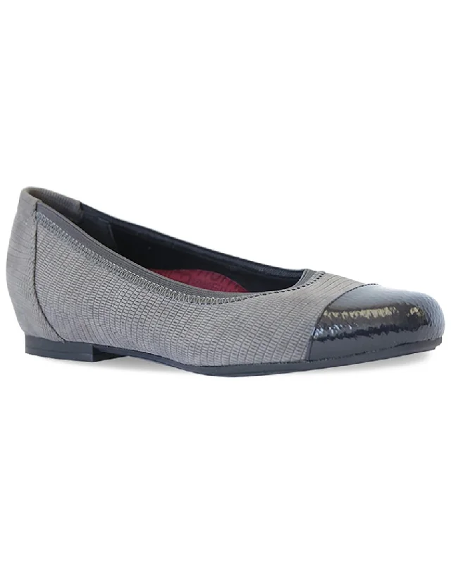 Comfy and cozy women's shoes for loungingMunro Danielle II Nubuck/Patent Flat
