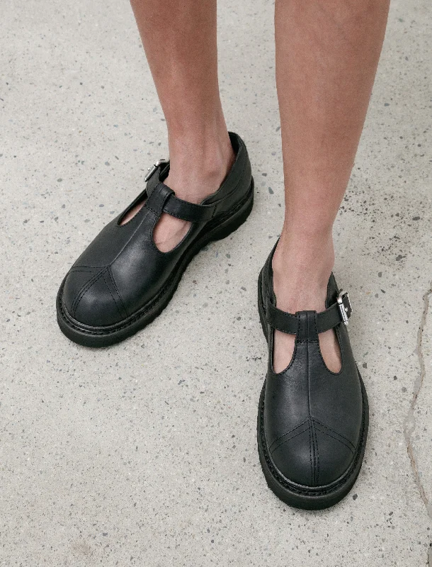 Fashion-forward and trendy women's shoe stylesCamden Shoe Car Tire Black Leather