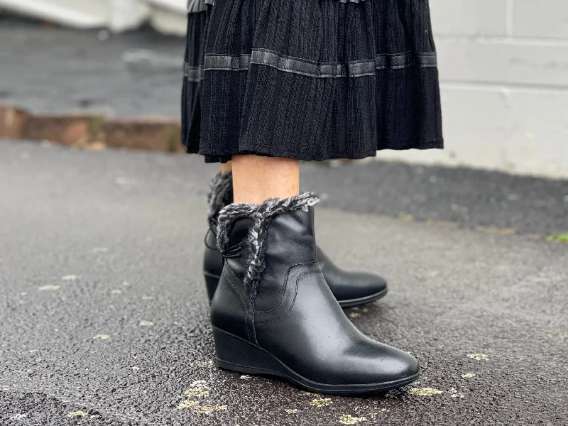 Luxurious and comfortable women's shoe options for special occasionsVia Nova Frame