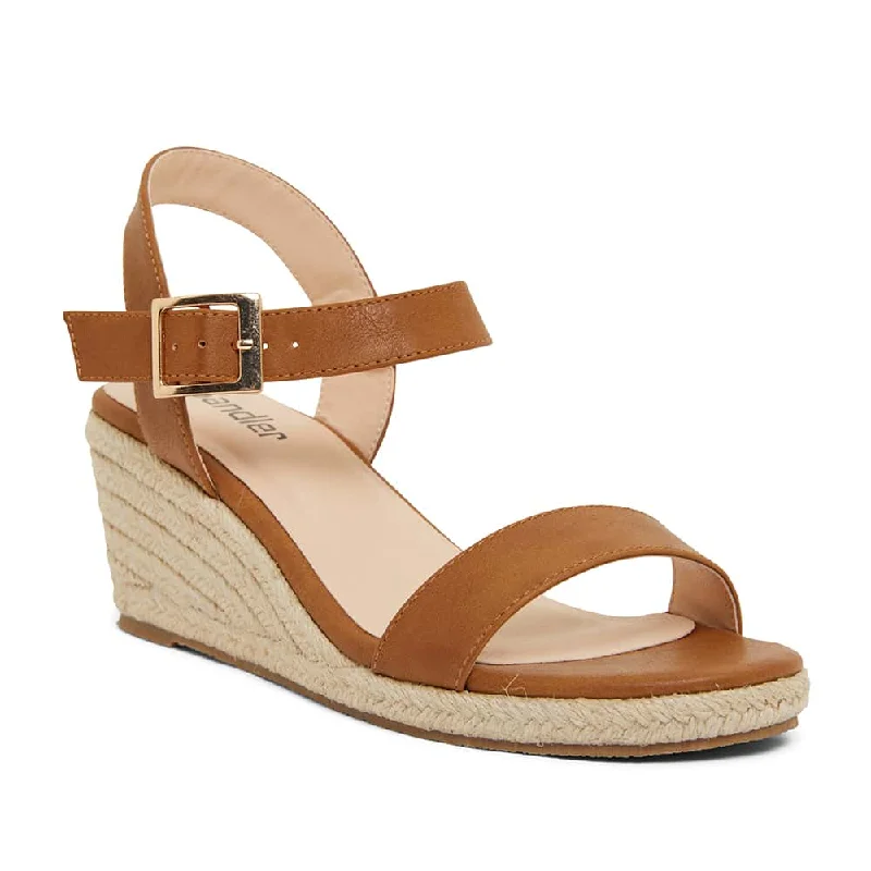 Timeless and elegant women's shoe classicsAnnie Wedge in Tan Smooth