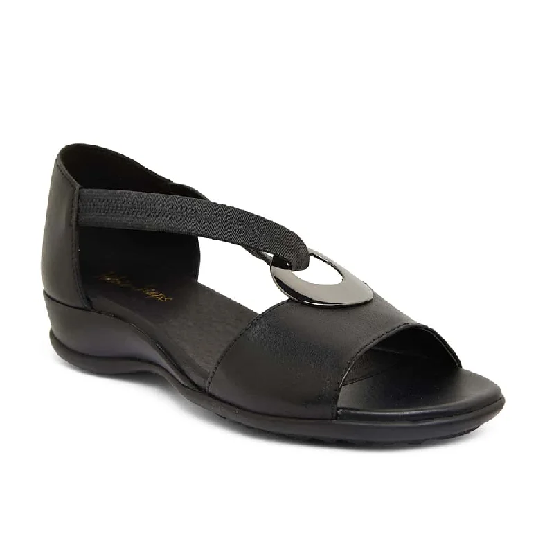 Practical and stylish women's shoes for travelCaroline Sandal in Black Leather