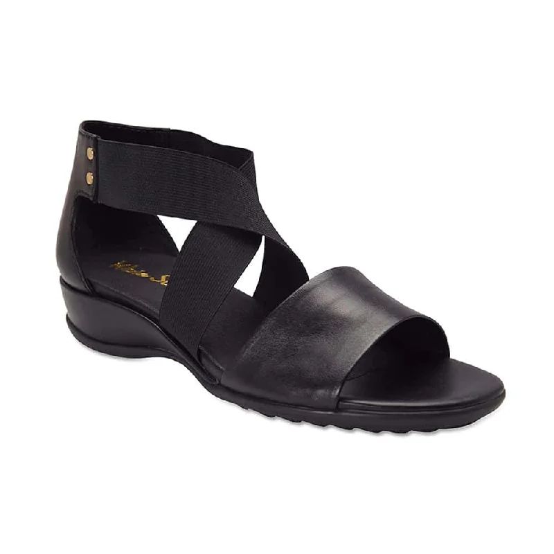 Elegant and classic women's shoes for prom nightChester Sandal in Black Leather