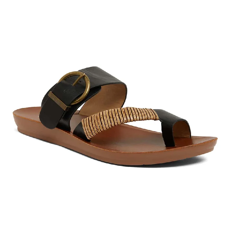 Versatile and stylish women's shoes for everyday chicGeneva Slide in Black Smooth