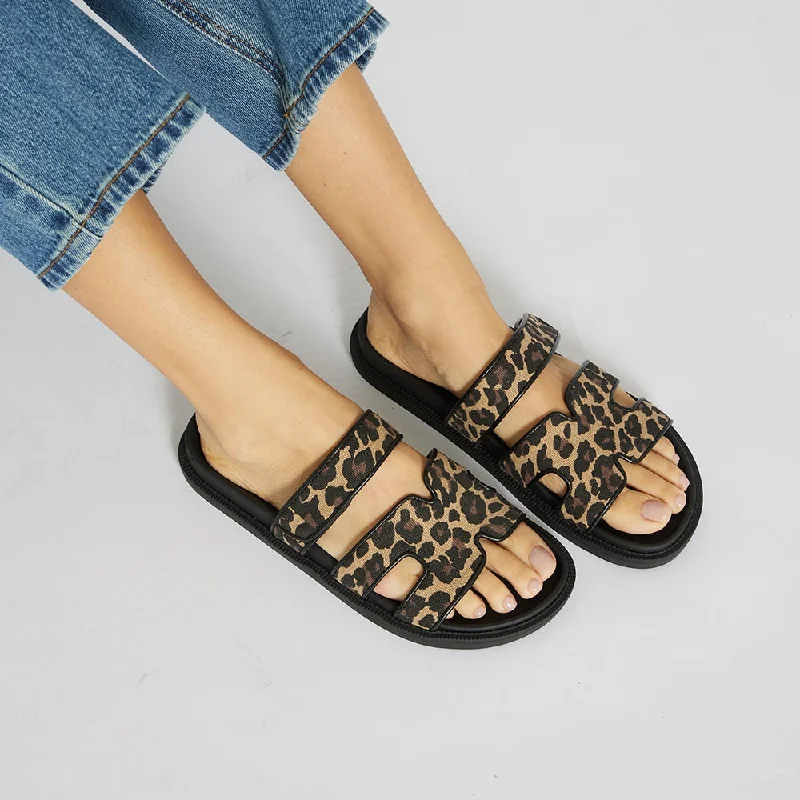 Practical and functional women's footwear solutionsGuru Slide in Animal Fabric