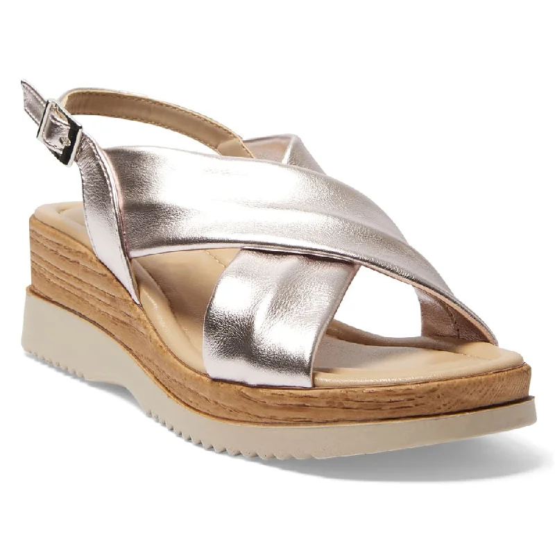 Versatile and chic women's shoes for everyday eleganceInca Wedge in Rose Metallic Leather