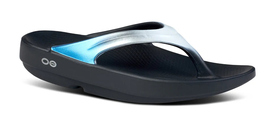 Stunning and eye-catching women's footwearOOFOS OOLALA LUX THONG FROST