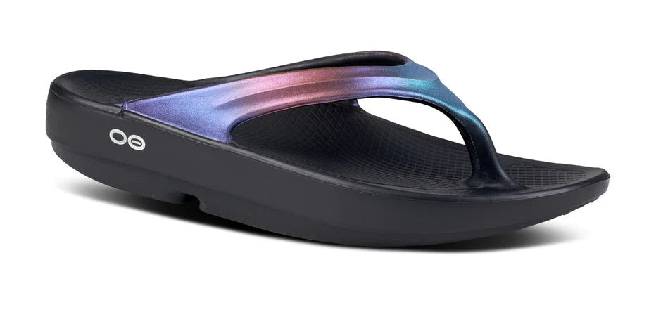 Chic and minimalist women's footwear trendsOOFOS OOLALA LUXE THONG MIDNIGHT