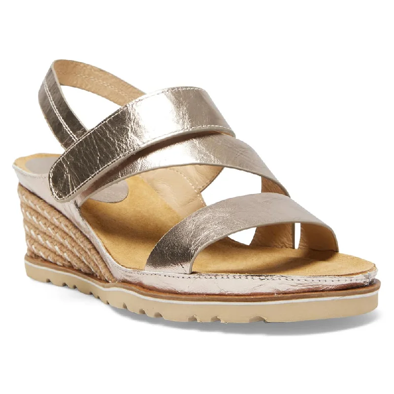 Chic and versatile women's footwearTosca Wedge in Pewter Leather