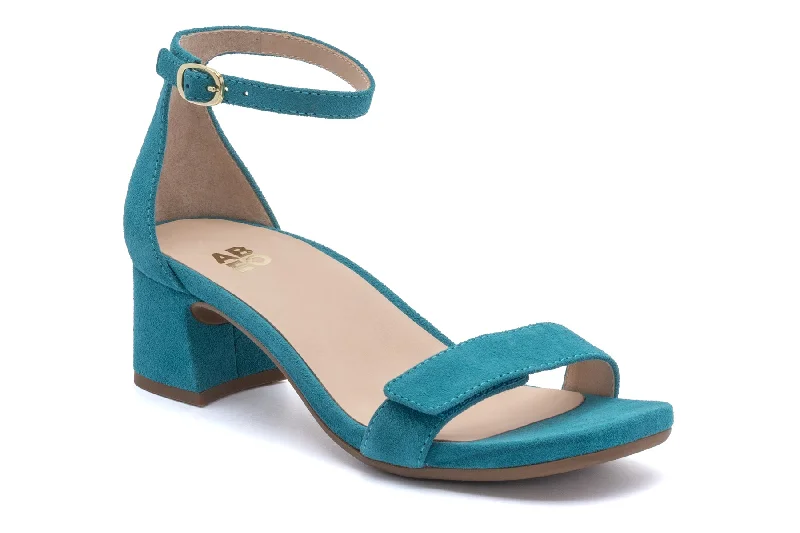Chic and versatile women's footwearAvenue Strap