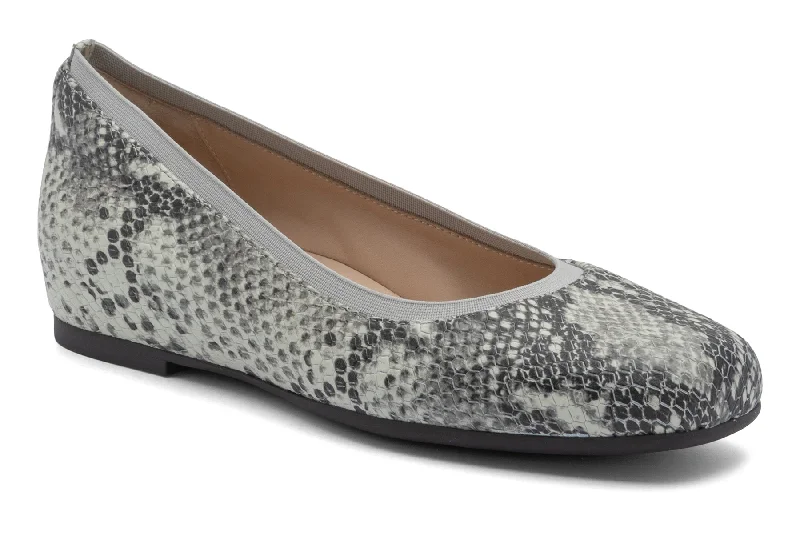 Chic and stylish women's shoes for fashion weekCadence Ballet