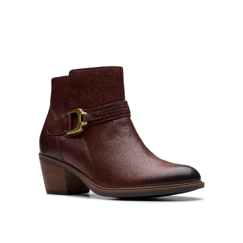 Flattering and stylish women's shoes for petite feetCLARKS NEVA BUCKLE