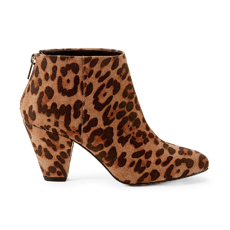 Chic and minimalist women's footwear trendsCyber