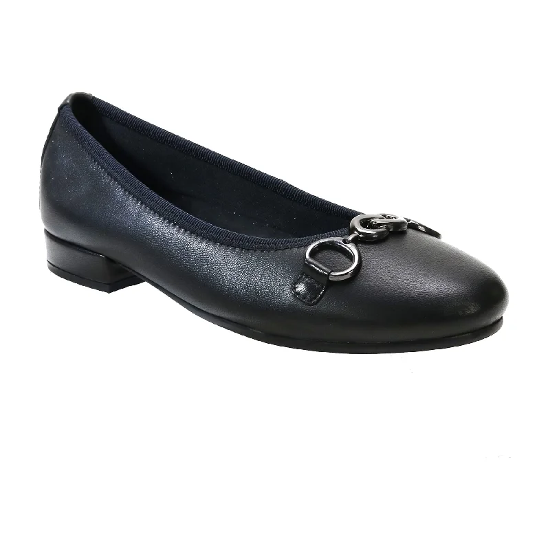 Chic and versatile women's footwearOmega