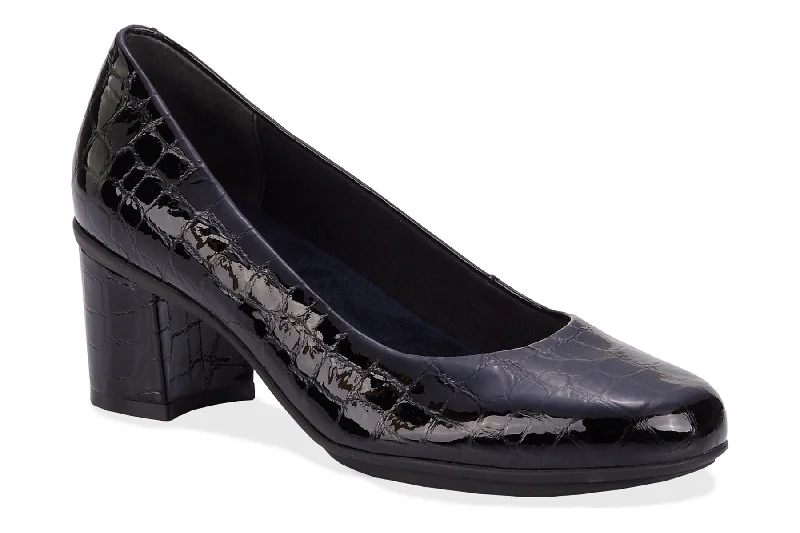 Chic and minimalist women's footwear trendsPaula